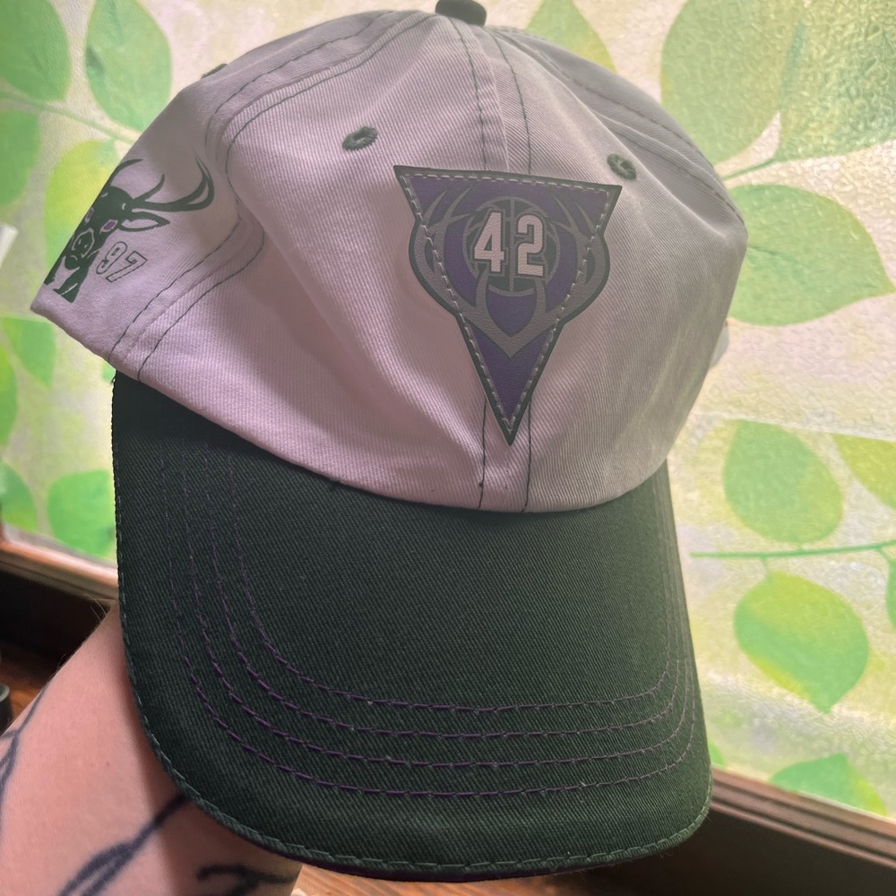 Milwaukee Bucks Vin Baker SGA Hat 01/06/23 vs. Charlotte Bobcats "Baby Food" #42